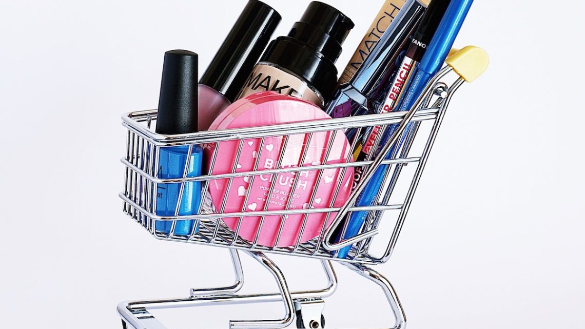 Selon le Beauty Report 2023 de Cosmetica Italia, le marché de masse est le canal de prédilection pour les ventes de cosmétiques dédiés au maquillage des yeux depuis huit ans (photo : Suzy Hazelwood/Pexels)