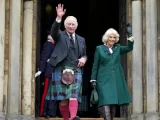 King Charles en kilt, Camilla en trench vert : le nouveau couple royal à la conquête de l'Ecosse