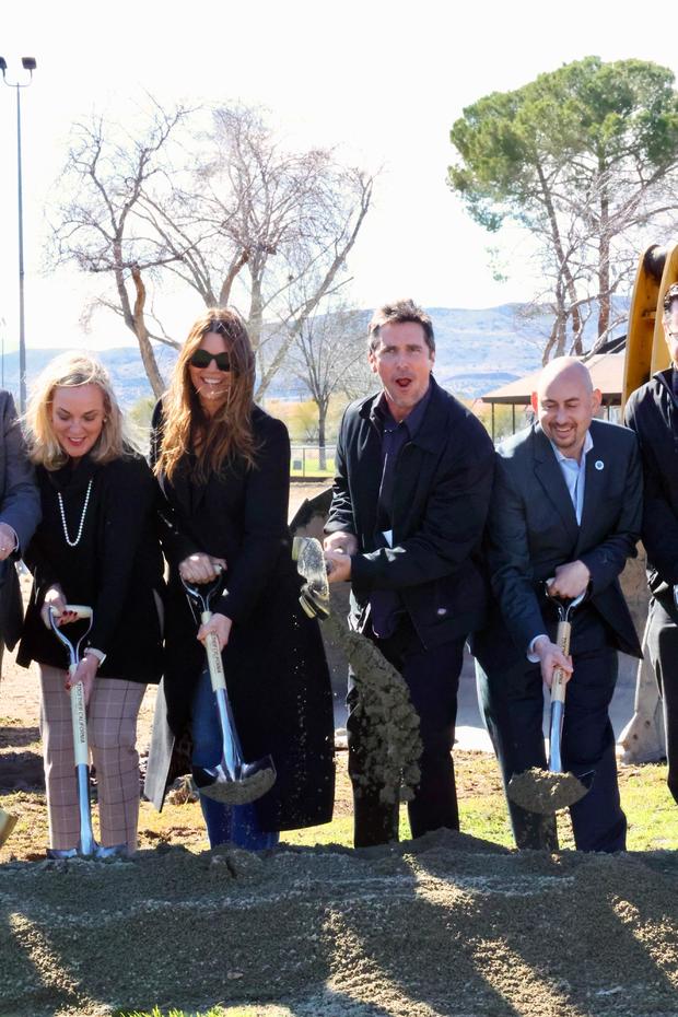 Together California inaugure la construction d'un nouveau centre de placement familial avec le cofondateur Christian Bale
