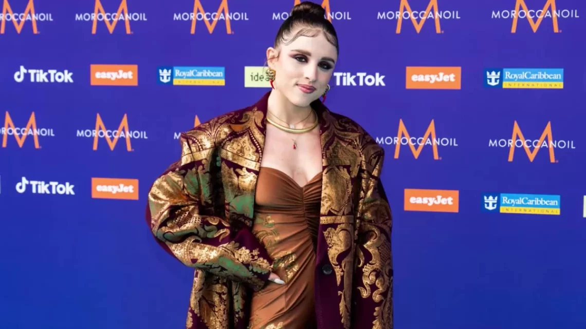 Angelina Mango, combinaison et manteau sur le tapis turquoise : c'est ainsi que commence son Eurovision 2024