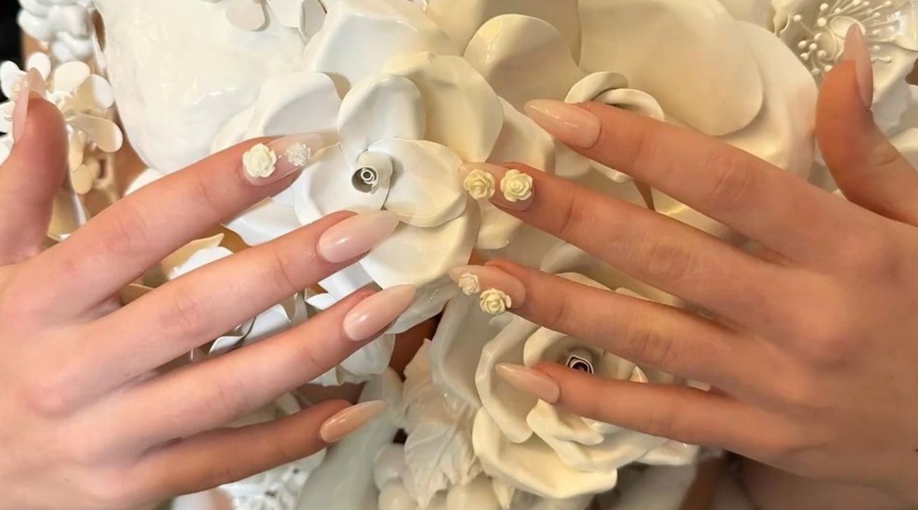 Les meilleurs designs d’ongles 3D à copier sont romantiques ou métalliques.