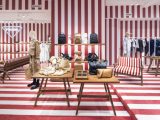 Prada revient pour l'été avec sa nouvelle boutique (cette fois avec des rayures ivoire et rouges) dans les Hamptons